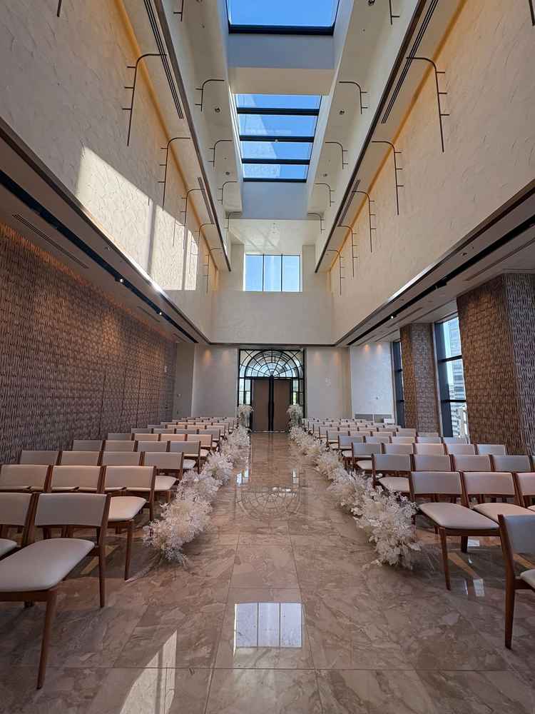 大理石や壁の木が本物で、高級感があって素敵でした。天気が良くて天井の窓がとても綺麗だった。