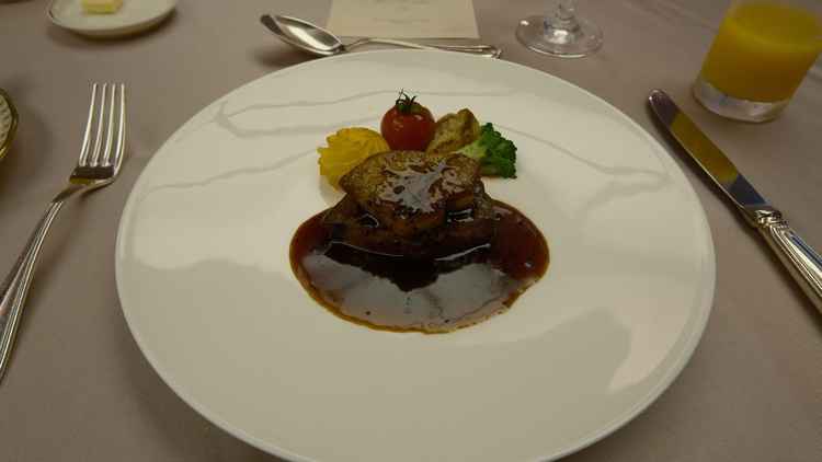 前菜・スープ・パン・お肉・デザートをいただきました。大満足の量で本当に美味しかったです。