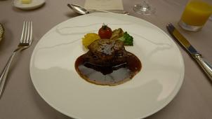前菜・スープ・パン・お肉・デザートをいただきました。大満足の量で本当に美味しかったです。