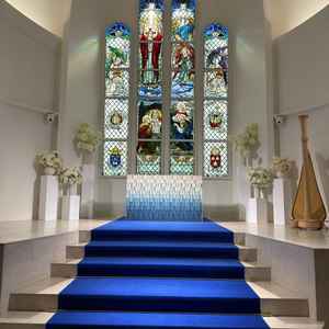 迫力があるステンドグラスが特徴の挙式会場です。