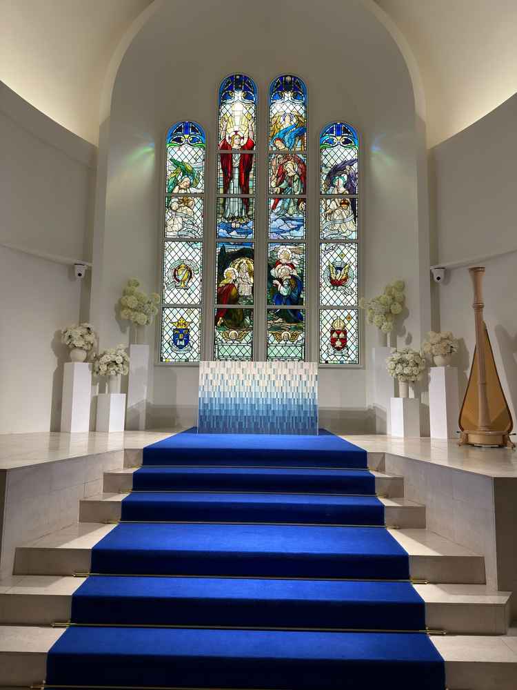 迫力があるステンドグラスが特徴の挙式会場です。