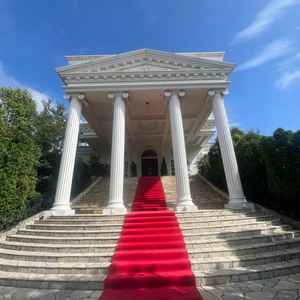 チャペル外の大階段の写真。関東最大級とのことで壮大だった。