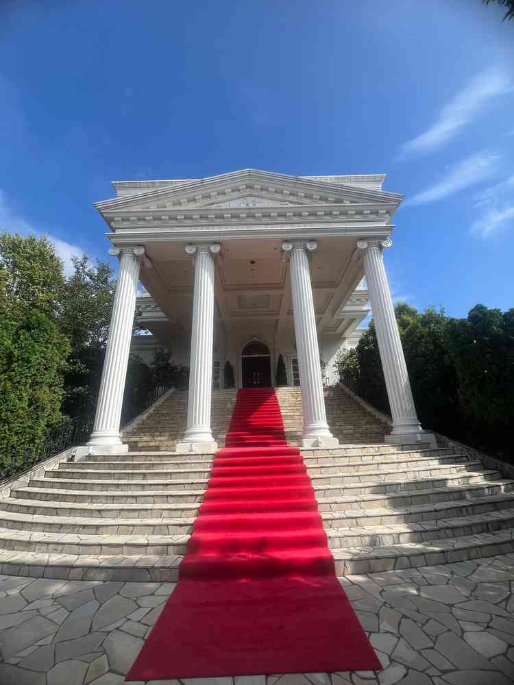 チャペル外の大階段の写真。関東最大級とのことで壮大だった。