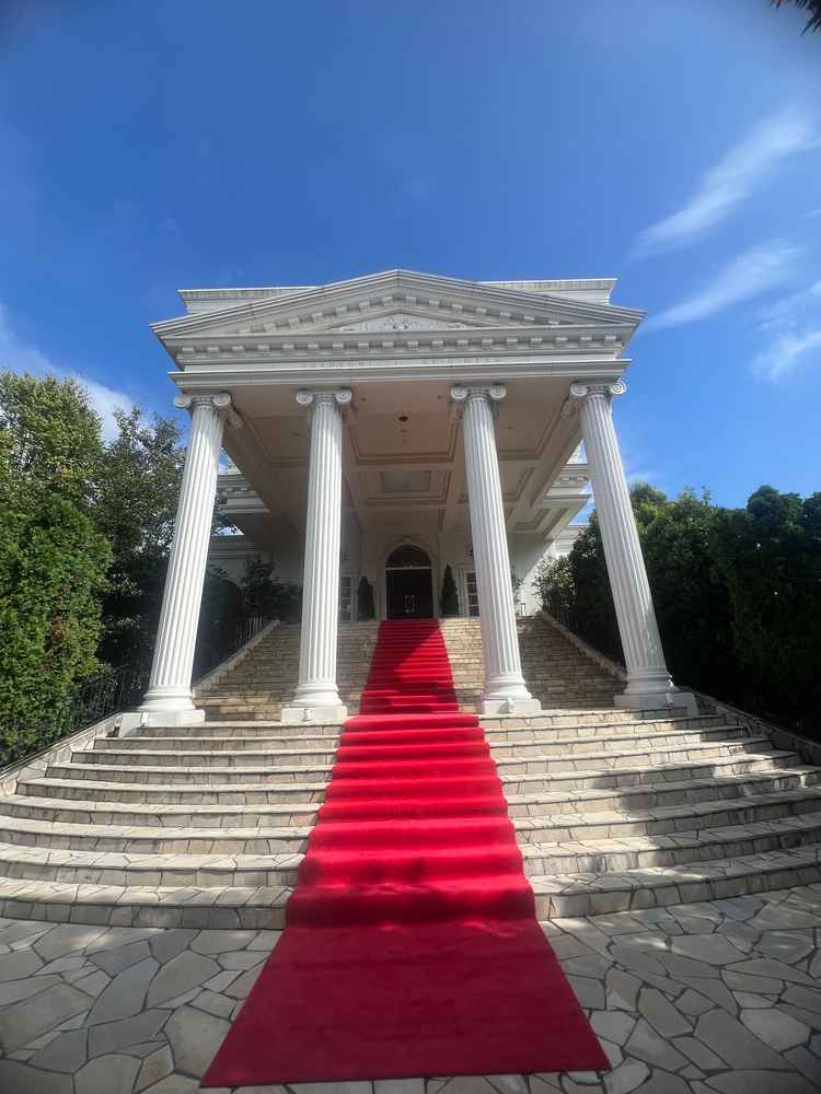 チャペル外の大階段の写真。関東最大級とのことで壮大だった。