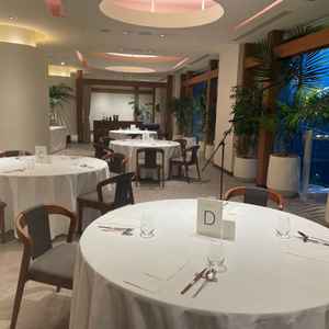 少人数用の会食会場。この日は学会か何かの後のレセプション用の飾り付けとのこと。