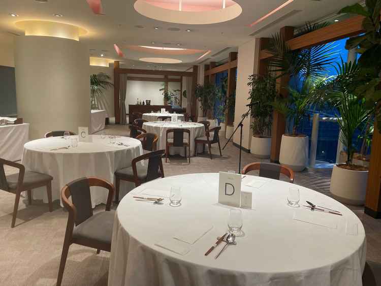 少人数用の会食会場。この日は学会か何かの後のレセプション用の飾り付けとのこと。