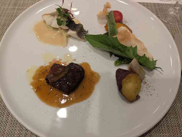 試食の魚(みかん鯛)、お肉(和牛のフィレとフォアグラのロッシーニ)、野菜