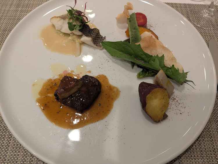 試食の魚(みかん鯛)、お肉(和牛のフィレとフォアグラのロッシーニ)、野菜