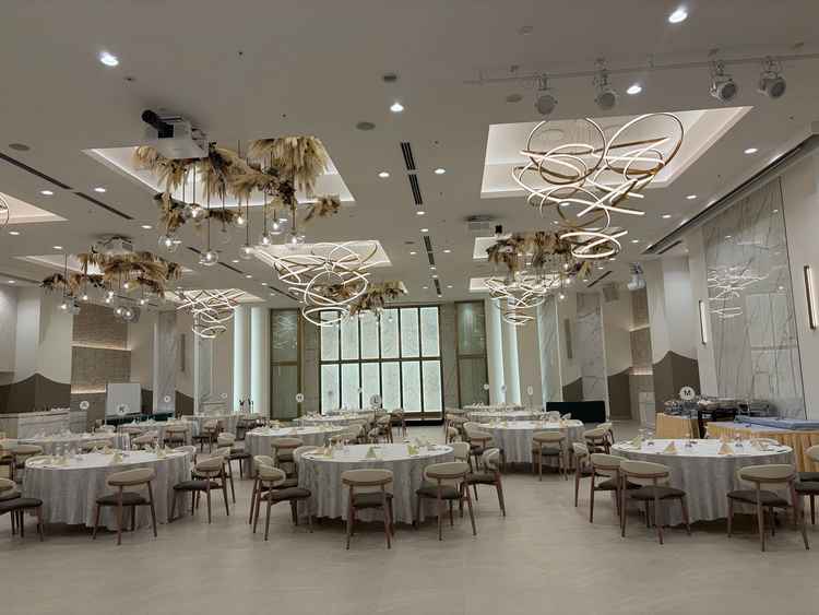 階段のある披露宴会場で3枚目の披露宴会場に似ている雰囲気