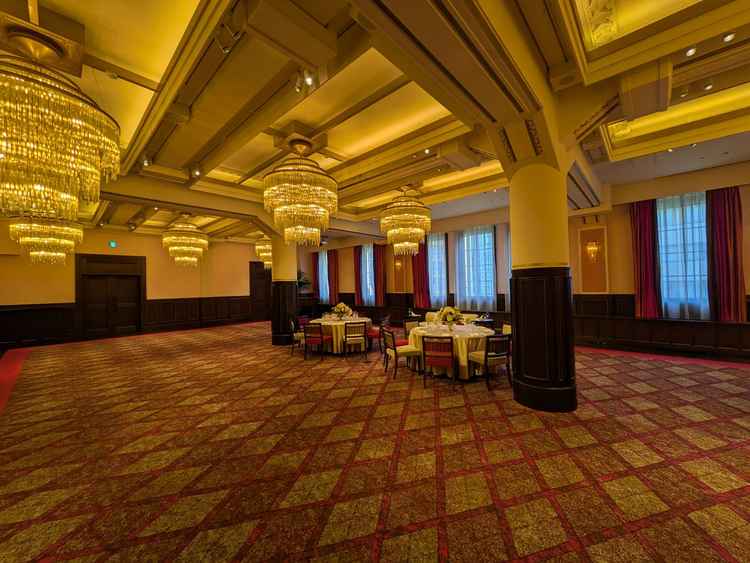 敢えて低く付けられたシャンデリアが印象的な披露宴会場