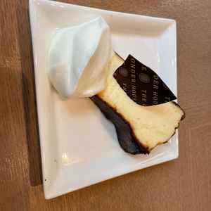 美味と評判のバスクチーズケーキ。評判通りの美味しさでホイップクリームとの相性も抜群。