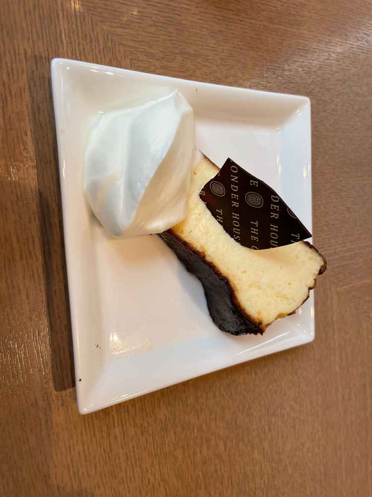 美味と評判のバスクチーズケーキ。評判通りの美味しさでホイップクリームとの相性も抜群。