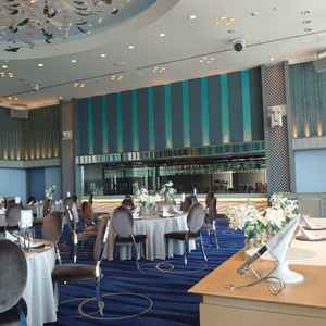 披露宴会場の1つ。キラキラとした天井と、青で統一された海のような会場。オープンキッチンでの演出も必見