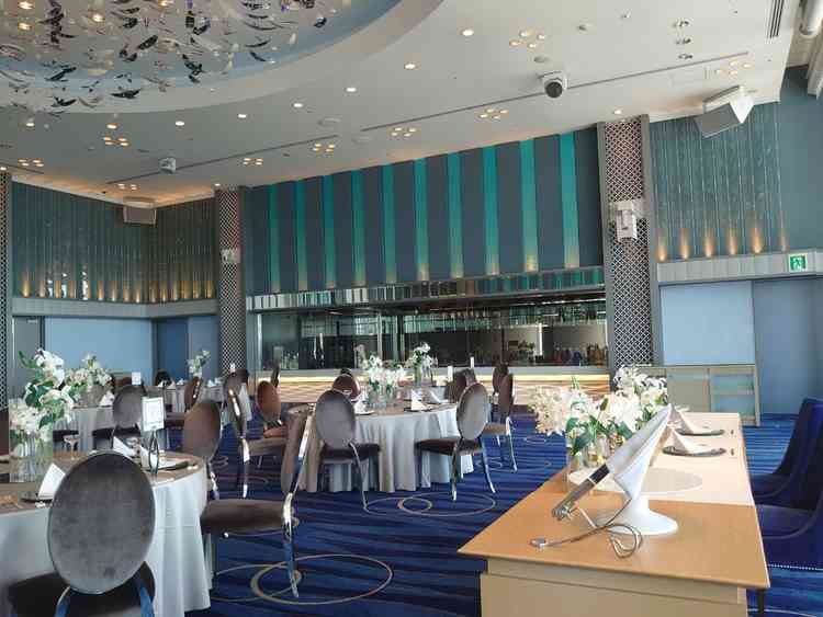 披露宴会場の1つ。キラキラとした天井と、青で統一された海のような会場。オープンキッチンでの演出も必見