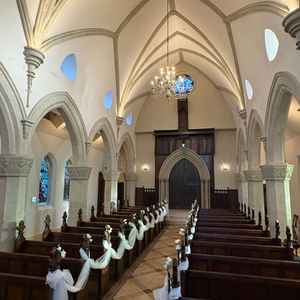 チャペルの写真。天井が高く、天気にも左右されにくい点は魅力的。