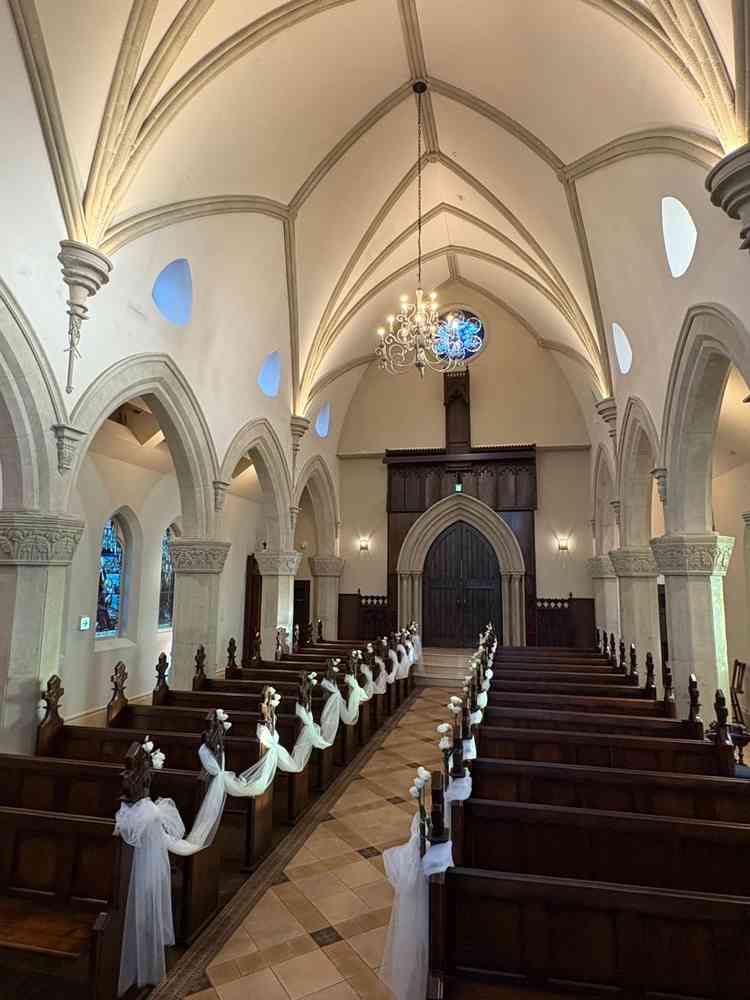 チャペルの写真。天井が高く、天気にも左右されにくい点は魅力的。