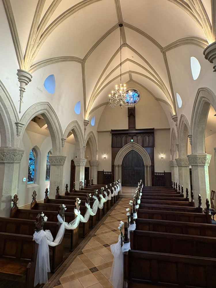 チャペルの写真。天井が高く、天気にも左右されにくい点は魅力的。