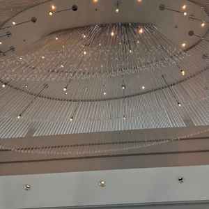 チャペルの天井もキラキラしていて、窓からは青空も見えました。