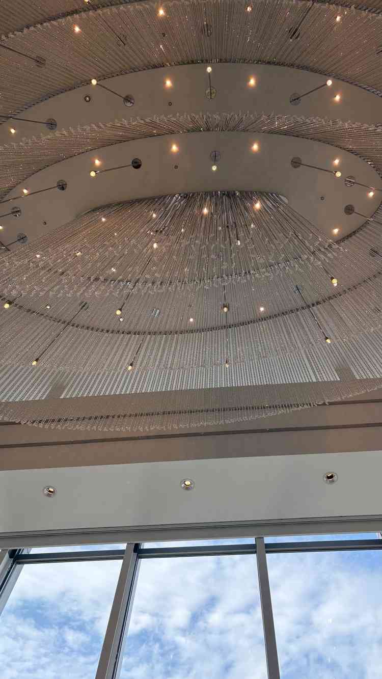 チャペルの天井もキラキラしていて、窓からは青空も見えました。