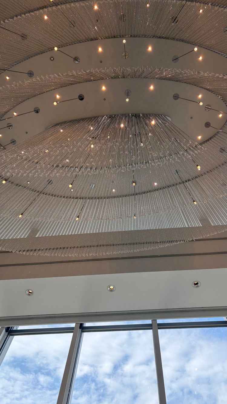 チャペルの天井もキラキラしていて、窓からは青空も見えました。