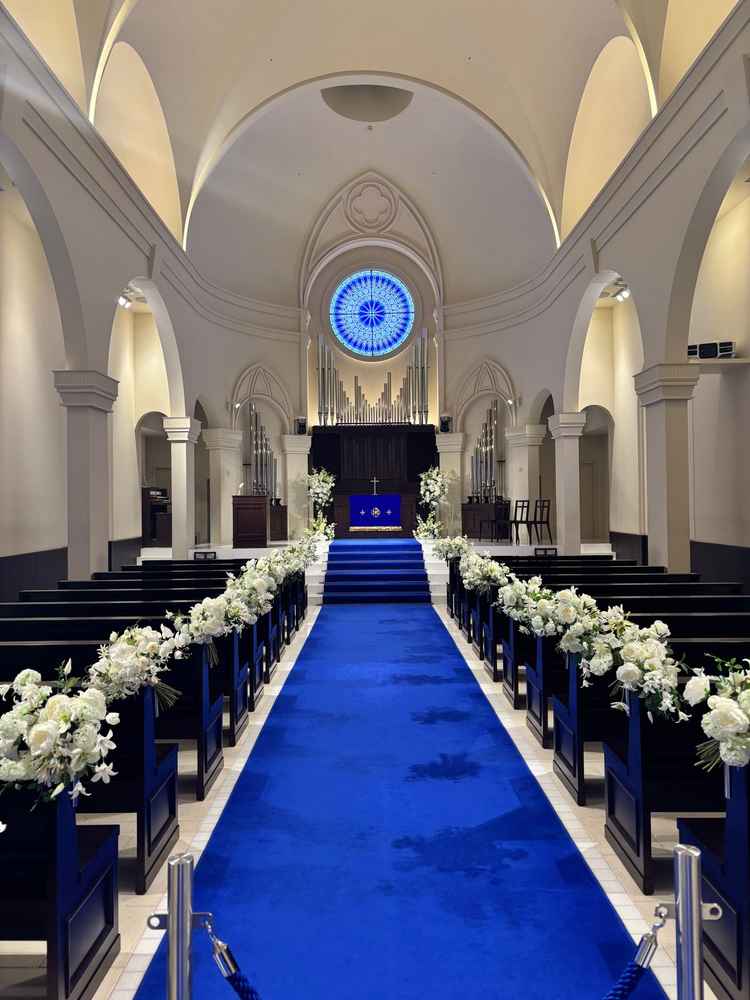 青のバージンロードに青いチャペルで、美しく写真映えするとこでした。ライトが新郎新婦を歩きながら照らし