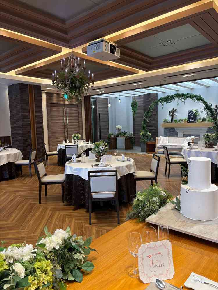 披露宴会場。高砂の他にソファや装飾がありフォトスポットとしてゲストに楽しんでいただける仕様。