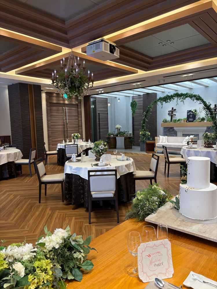 披露宴会場。高砂の他にソファや装飾がありフォトスポットとしてゲストに楽しんでいただける仕様。