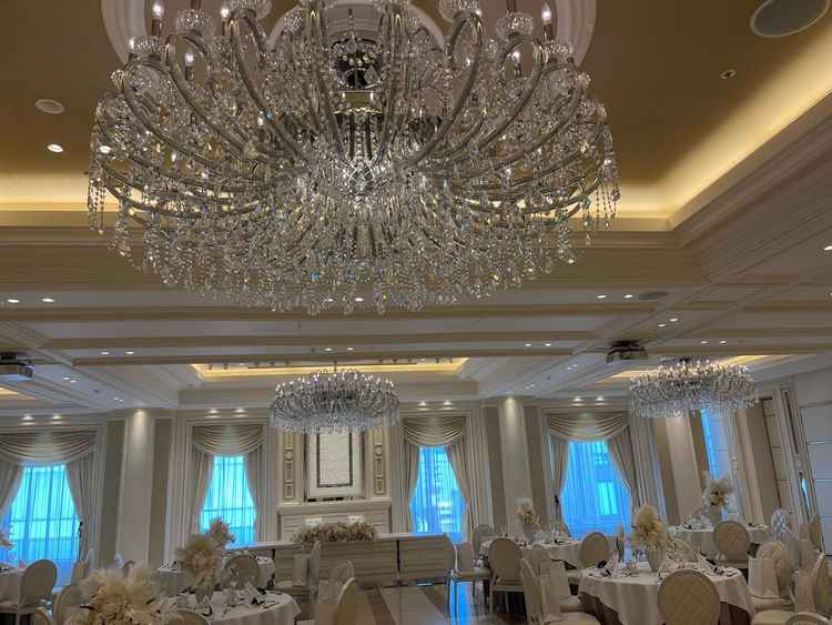 天井が高くないので、シャンデリアと一緒に映える写真を撮れます。