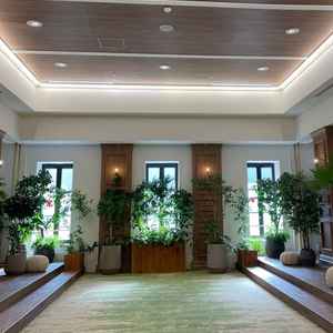 チャペルと隣接する室内ガーデン。テーブルを設置し、食事会場にもできる。自由度が高い。