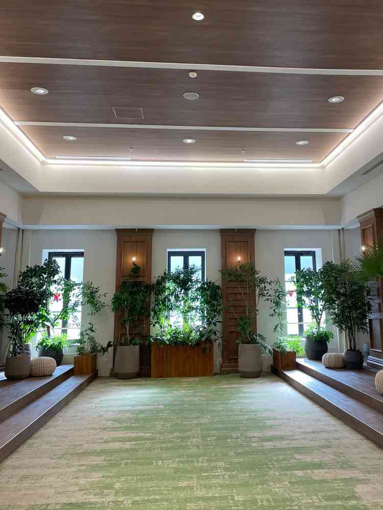 チャペルと隣接する室内ガーデン。テーブルを設置し、食事会場にもできる。自由度が高い。