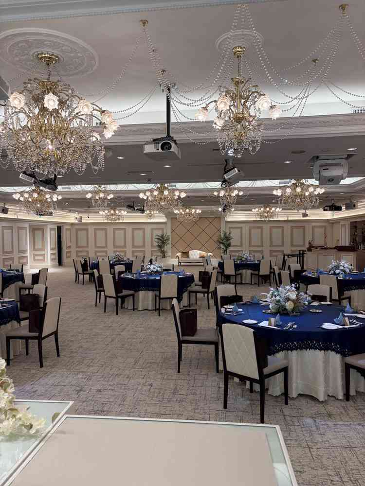 高砂とソファー両方あり、式中どちらも使ってもいいとのこと、シャンデリアが豪華で華やかだった。