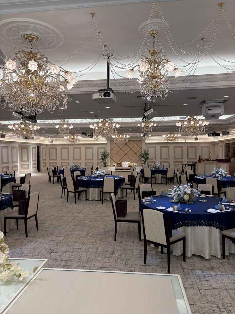 高砂とソファー両方あり、式中どちらも使ってもいいとのこと、シャンデリアが豪華で華やかだった。