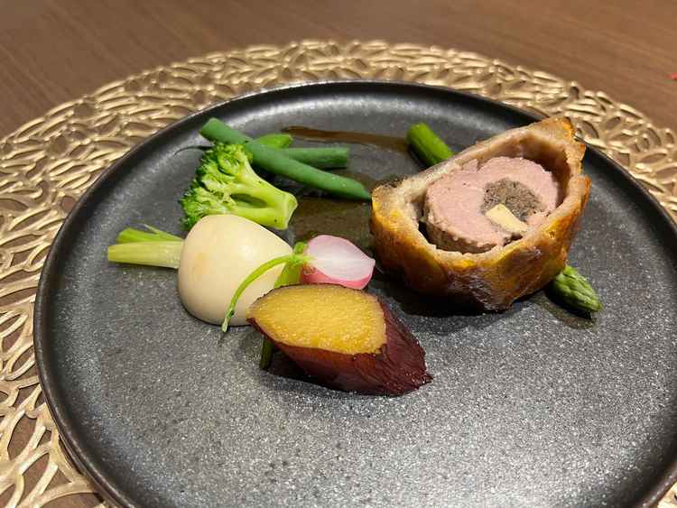 試食会での料理、子羊のローストのフォアグラパイ包