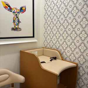 様々なサイズのおむつが置いてあるベビールームがあり、赤ちゃん連れのゲストも参加しやすい環境だった。