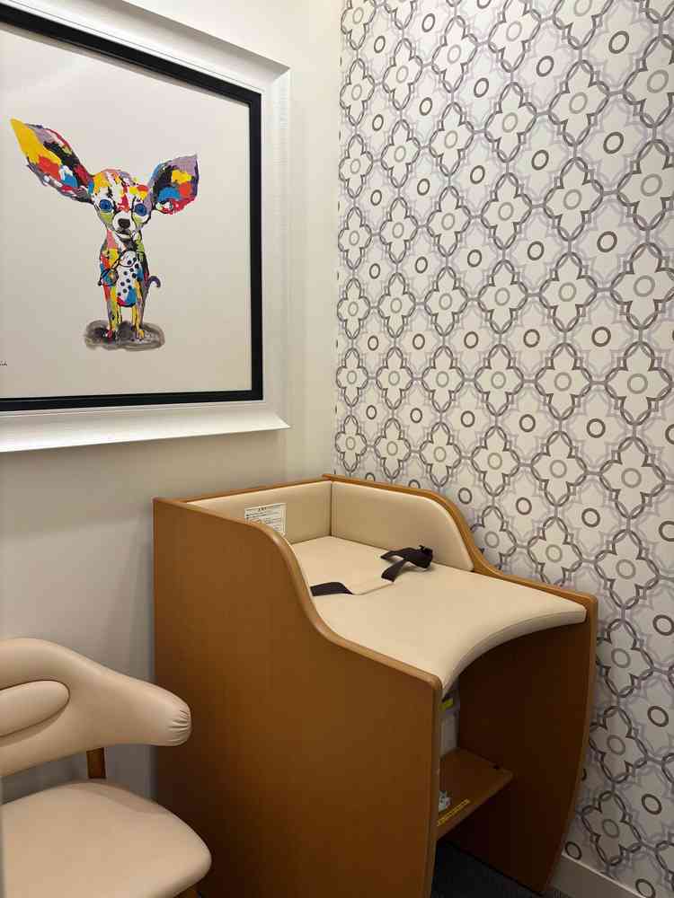 様々なサイズのおむつが置いてあるベビールームがあり、赤ちゃん連れのゲストも参加しやすい環境だった。