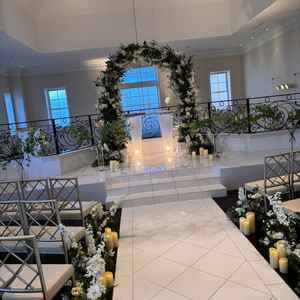 チャペルの写真。お花畑のような作りで、壁の裏には写真を飾れるらしい。