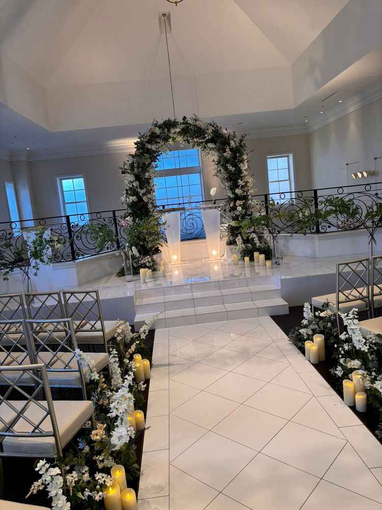 チャペルの写真。お花畑のような作りで、壁の裏には写真を飾れるらしい。