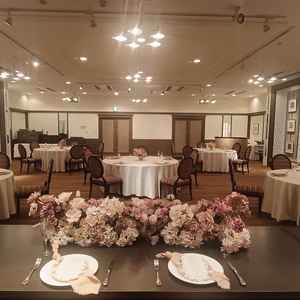 アットホームなウッドモダンな披露宴場。高砂から