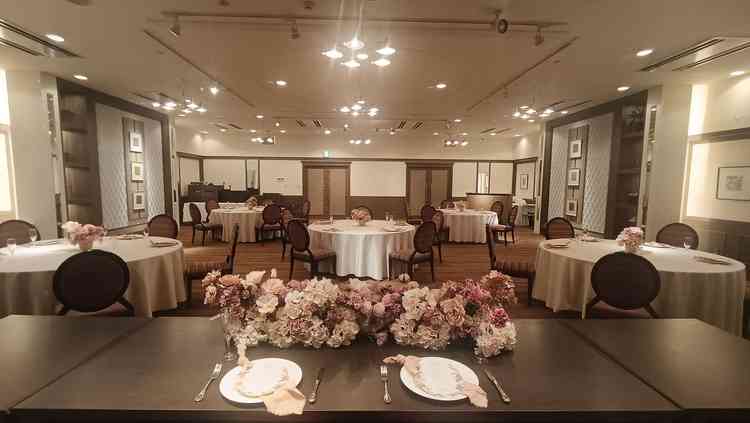 アットホームなウッドモダンな披露宴場。高砂から