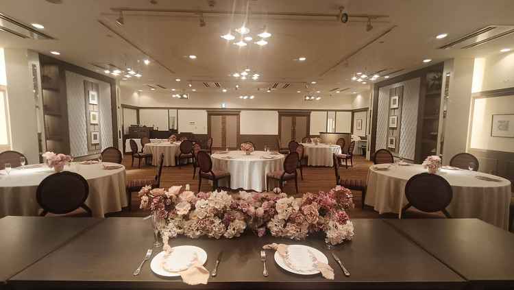 アットホームなウッドモダンな披露宴場。高砂から