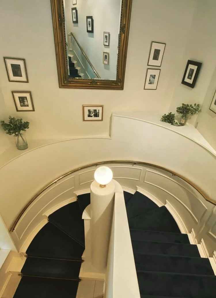 受付に繋がる大きな階段。とっても素敵でした。