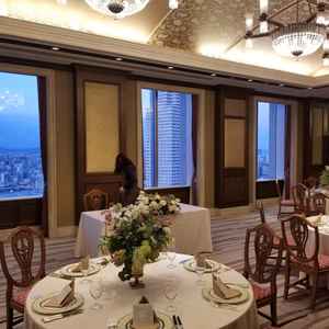 披露宴会場の写真。大きな窓から見通しの良い景色が見える。内装も落ち着いており、リラックスした雰囲気。