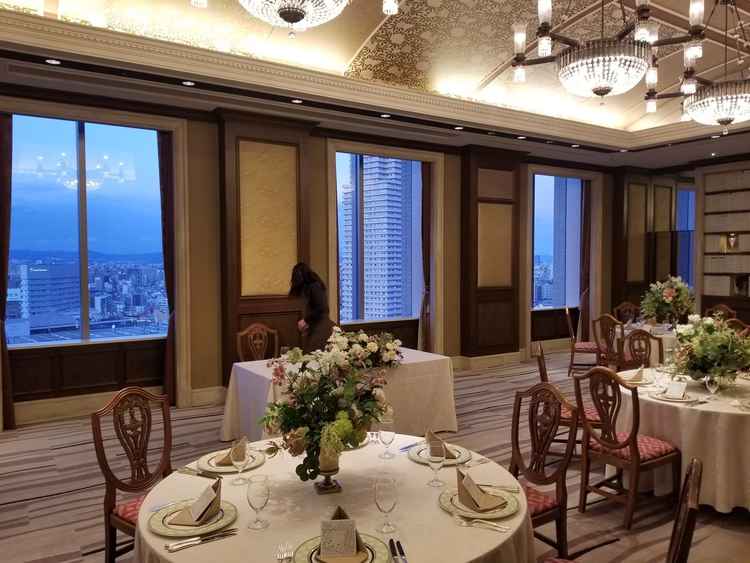 披露宴会場の写真。大きな窓から見通しの良い景色が見える。内装も落ち着いており、リラックスした雰囲気。