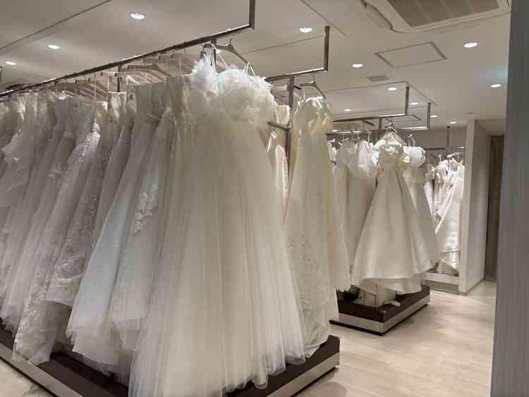 ドレスルームです。多種多様なドレスがずらりと並んでいました。