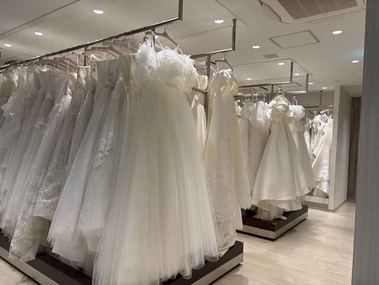 ドレスルームです。多種多様なドレスがずらりと並んでいました。