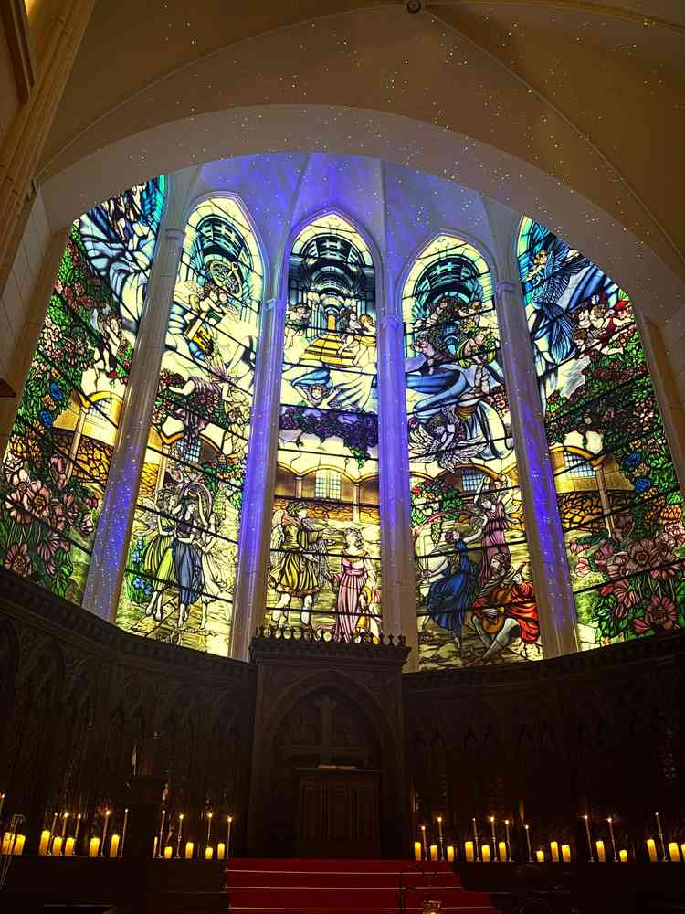 式場のプロジェクションマッピング時の写真。見る人が感動すること間違いなしだと思いました。