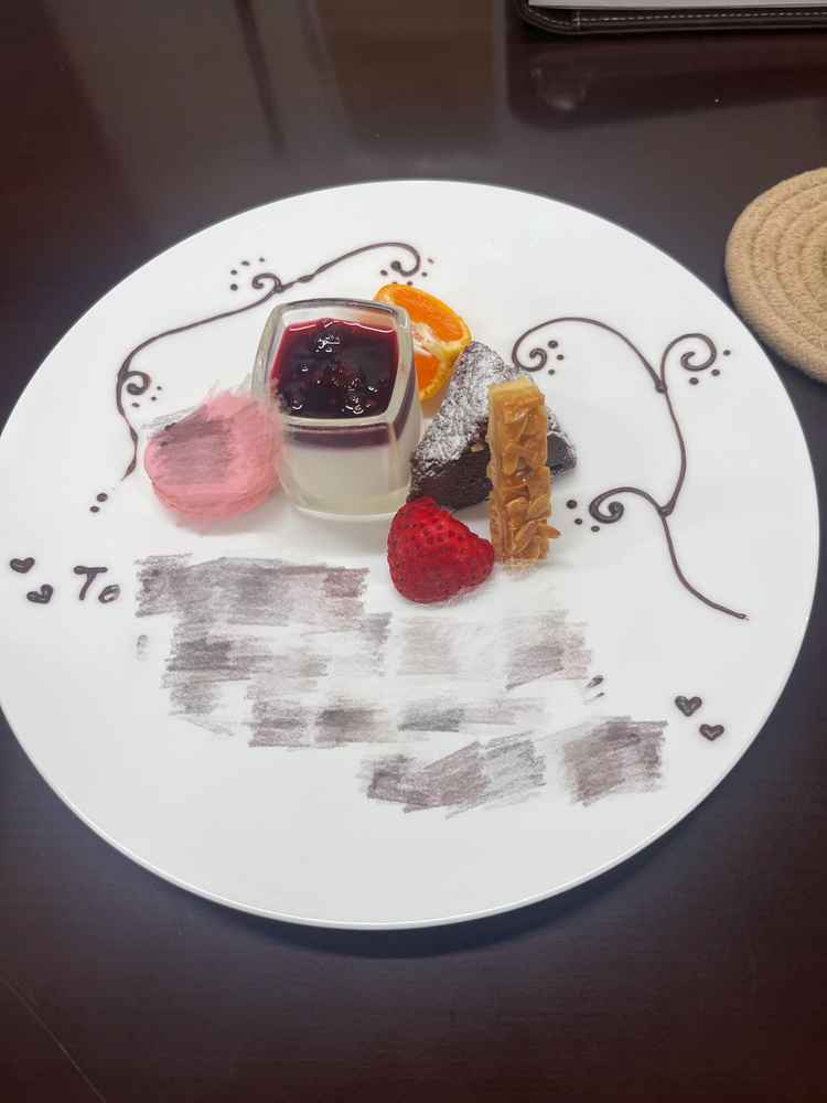 最後に出てきたデザートプレート。これはサプライズでした！！すごく素敵で驚きました