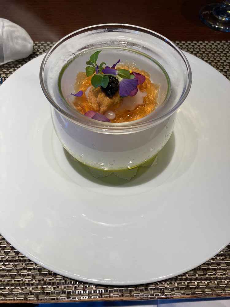 前菜の写真です。味はもちろんですが、器の下に色水が入っていて目でも楽しい料理でした。