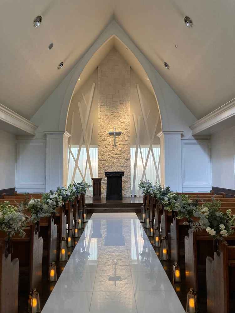 チャペルの写真　自然光が入っていて幻想的な感じでした。