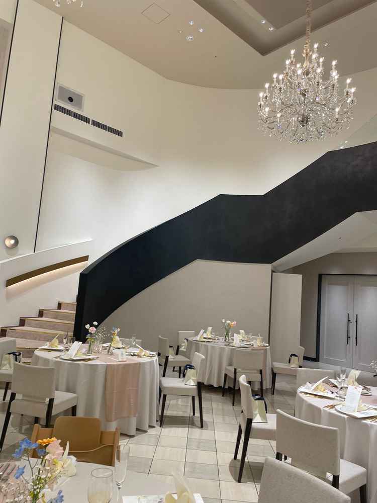 階段から登場するのが楽しみになる。